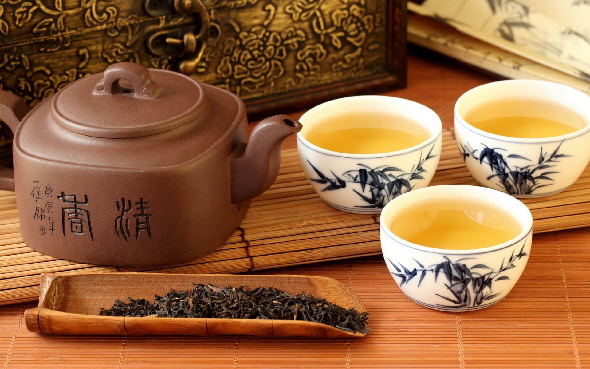 Çay da yine doğudan köken alan bir içecektir ve kökeni çok daha eskilere dayanmaktadır