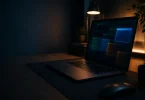 Cmux macOS terminalinde birden fazla bolunmus AI ajani penceresi ve bildirim isigi