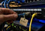 Office 365 Outlook Autodiscover sorununu çözen teknisyenin eski etiketli patch panel portundan kabloyu çıkarıp yeni porta taktığı an