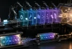 Yapay zeka asistanının context penceresini dolduran token akışını temsil eden robotik üretim bandı görseli