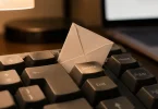 Klavyede Delete tusunun yaninda sikismis kucuk bir zarf