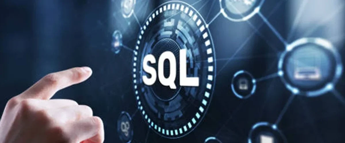 Bir elin dokunmatik ekranda SQL yazan holografik bir arayüze dokunması