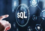 Bir elin dokunmatik ekranda SQL yazan holografik bir arayüze dokunması