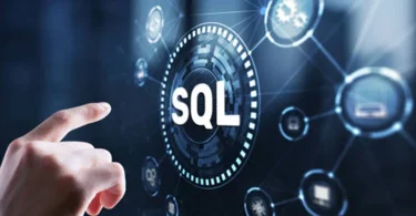 Bir elin dokunmatik ekranda SQL yazan holografik bir arayüze dokunması
