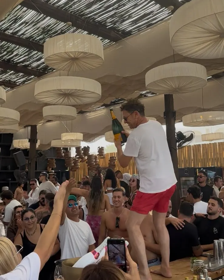 Tulum Beach Rodos beach club, akşamüstü parti havası ve kalabalık